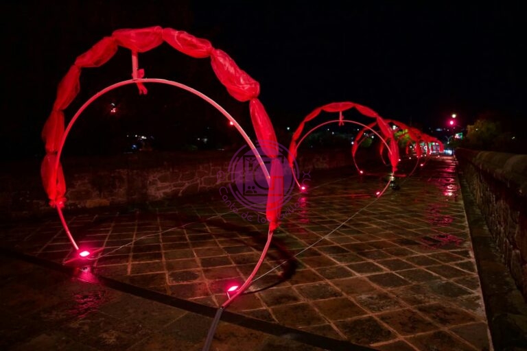 Iluminan de rosa Puente de la Historia contra el cáncer de mama
