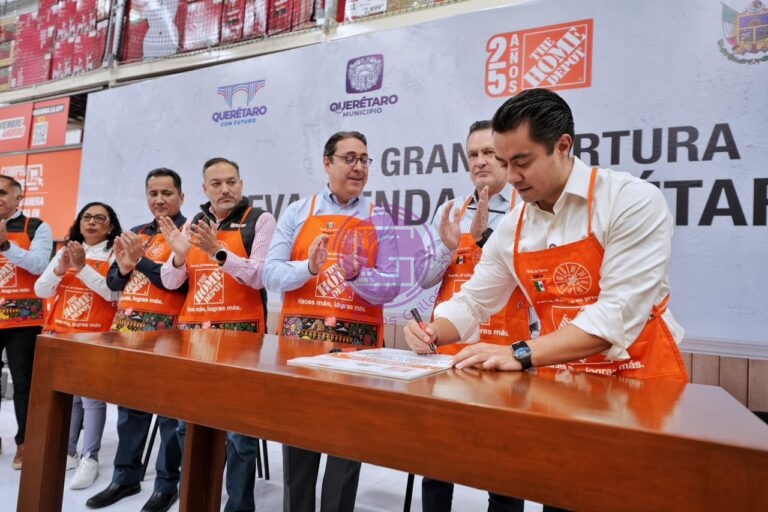 Firma Felifer Macías convenio con Home Depot para impulsar desarrollo económico