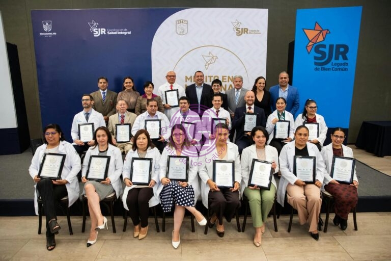 Reconocen a 17 médicos por su trayectoria en SJR