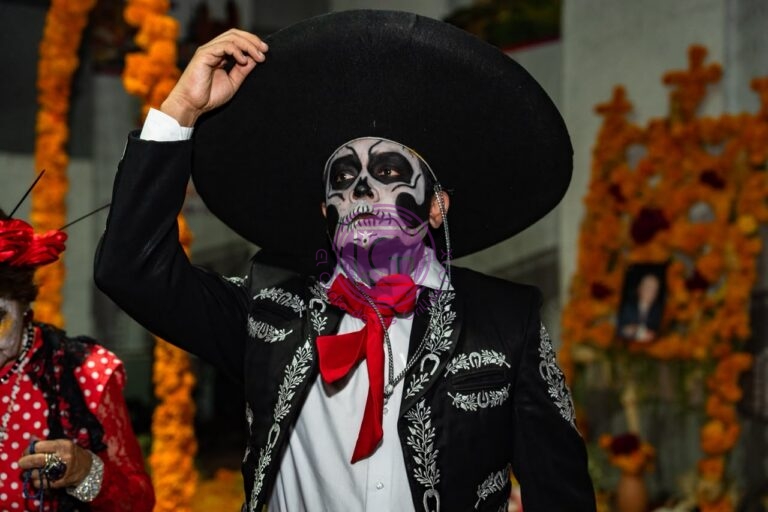 Celebra SNTE Sección 24 tradiciones de Día de Muertos