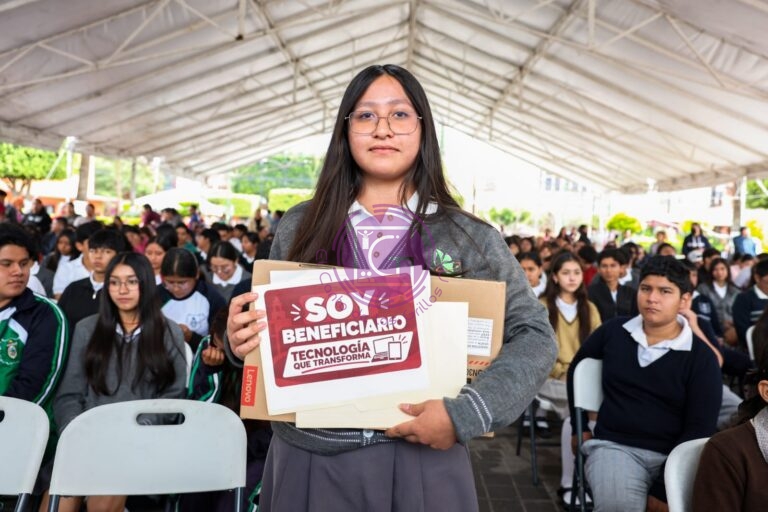 Entrega Beto Nava 200 equipos tecnológicos a estudiantes