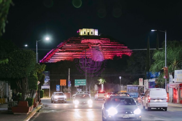 Iluminan de rosa la Pirámide de El Pueblito por lucha contra el cáncer de mama