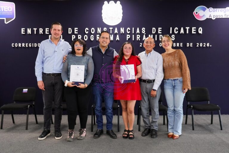 Entregan constancias a participantes de talleres del programa Pirámides