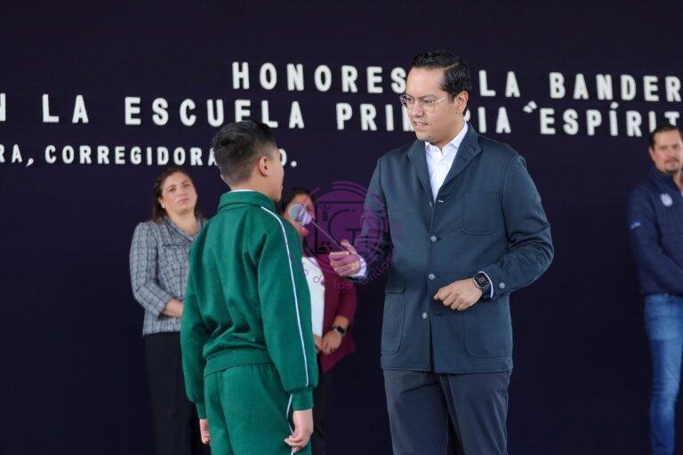 Entrega Chepe Guerrero apoyos a estudiantes de la primaria Espíritu de Juárez