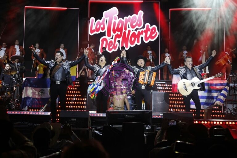 Reúne Los Tigres del Norte a 15 mil personas en la feria