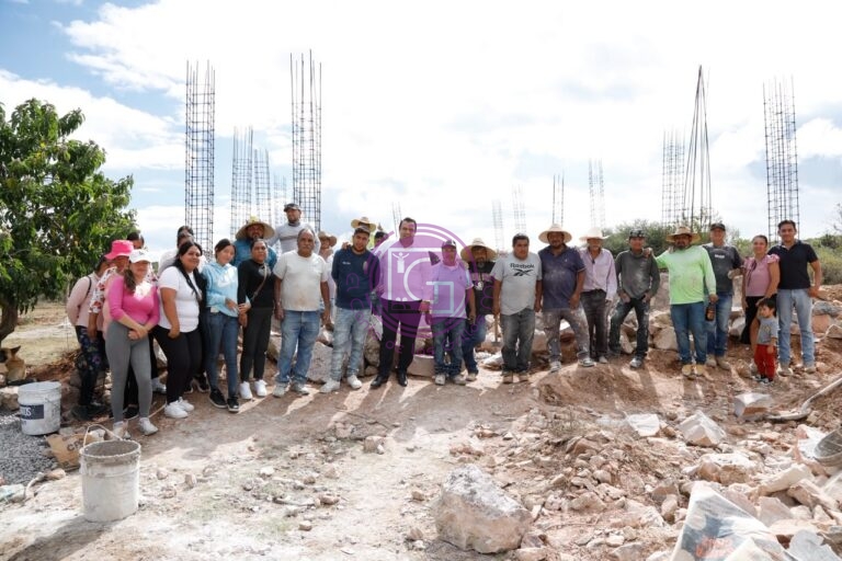 Entrega Gaspar Trueba tinacos a familias de La Esperanza